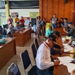 Anggota Polresta Banyuwangi Amankan Penyaluran 500 Tali Asih Untuk Masyarakat Pakel