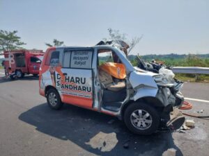 Ambulans Berlogo PKS Tabrak Truk di Jalan Tol Pekalongan, 1 Tewas, 3 Luka-luka, Ini Penyebabnya Kata Polisi