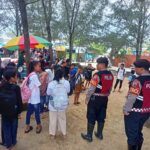 Unit Patroli Sat Samapta Polres Rembang, Himbau Pengunjung Pantai Karangjahe Supaya Berhati-hati