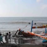 Evakuasi Perahu Karam Terhantam Ombak di Pantai Cemara Banyuwangi
