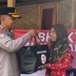 Polisi di Banyuwangi Blusukan Bagikan Paket Sembako