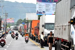 Ombak Tinggi di Pelabuhan Ketapang Bikin Kendaraan Mengular hingga 3 Km