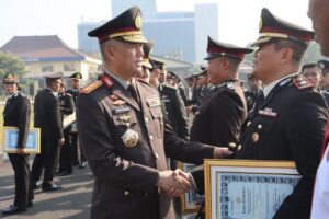 Kapolresta Banyuwangi dan Satnarkoba Terima Penghargaan