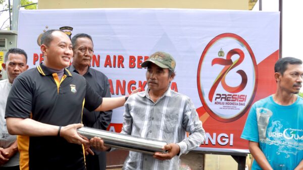 Kapolresta Banyuwangi Revitalisasi Sumur Bor berupa Mesin Pompa Air di Karangrejo Selatan