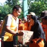 Sambut HUT Bhayangkara Ke-78, Polres Banjarnegara Bagikan Puluhan Paket Sembako di TPA Winong