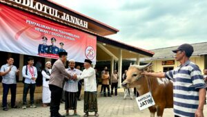 Kapolda Jawa Timur Kurban 10 Sapi dan 17 Kambing untuk Masyarakat Banyuwangi