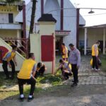 Bersihkan Tempat Ibadah, Polisi Banjarnegara Sambut Hari Bhayangkara Ke-78