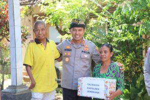 Adakan “Minggu Kasih” di Desa Pekutatan, Kapolres Jembrana Berikan Bantuan Sembako