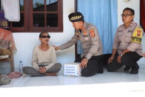 Kapolres Jembrana Berikan Bantuan Sembako di Desa Pekutatan saat “Minggu Kasih”