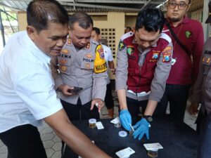 Polresta Banyuwangi Menggelar Tes Urine Narkoba untuk Ratusan Personilnya