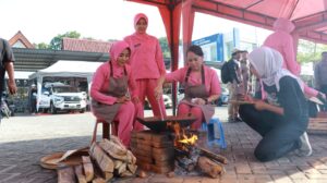 Jelang Semarak Hari Bhayangkara Ke-78, Bhayangkari Polresta Banyuwangi dan Radar Jawa Pos Gelar Sangrai Kopi Pelataran