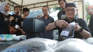 Menjelang Semarak Hari Bhayangkara Ke-78, Bhayangkari Polresta Banyuwangi dan Radar Jawa Pos Gelar Sangrai Kopi Pelataran