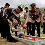 Jelang Hari Bhayangkara Ke-78, Polresta Banyuwangi Gelar Ziarah dan Tabur Bunga Laut