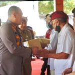 Menyambut Hari Bhayangkara ke -78, Polresta Banyuwangi salurkan Sembako ke Masyarakat Kampung Bali Pura Giri Nata