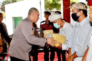 Menyambut Hari Bhayangkara ke -78, Masyarakat Kampung Bali Pura Giri Nata Terima Sembako dari Polresta Banyuwangi