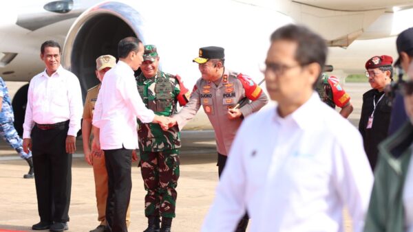 Kapolda Kalteng Bersama Gubernur dan Pangdam Sambut Kedatangan Presiden Joko Widodo di Bandara Tjilik Riwut