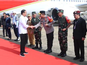 Kapolda Kalteng Bersama Gubernur dan Pangdam Menyambut Kedatangan Presiden Joko Widodo di Bandara Tjilik Riwut