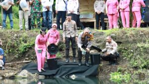 Kepedulian Lingkungan Kapolresta Banyuwangi dan Istri: Menebar Ribuan Benih Ikan Bersama