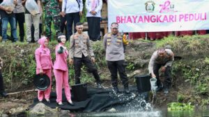 Menyambut Hari Bhayangkara ke-78, Polresta Banyuwangi dan Bhayangkari Lakukan Baksos Penyerahan Bibit Ikan