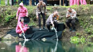 Kapolresta Banyuwangi dan Istri: Kompak Menjaga Ekosistem dengan Tabur Benih Ikan