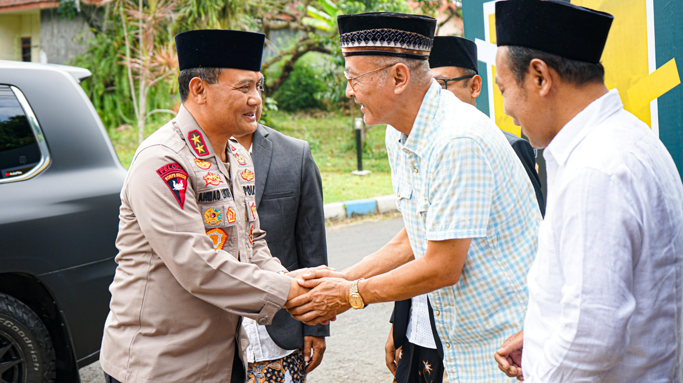 Kapolda Jawa Tengah Irjen Pol Ahmad Luthfi Menyerahkan Sapi Hewan Qurban ke Ponpes WALI Kab. Semarang