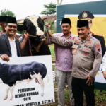Kapolda Jateng Menyerahkan Sapi Hewan Qurban ke Ponpes WALI Kabupaten Semarang