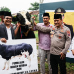 Irjen Pol Ahmad Luthfi Serahkan Sapi Qurban ke Ponpes WALI Kab. Semarang