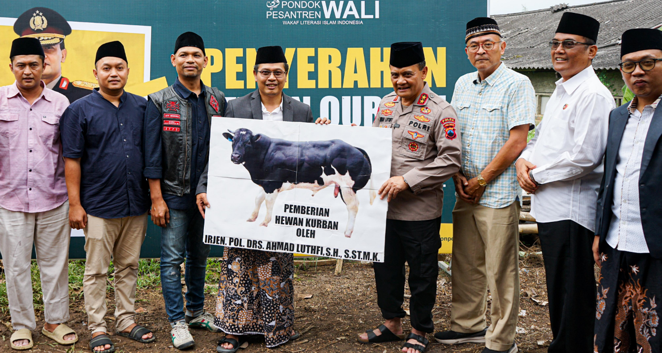 Kapolda Jawa Tengah Irjen Pol Ahmad Luthfi Serahkan Sapi Qurban ke Ponpes WALI Kab. Semarang