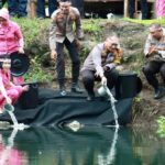 Sambut Hari Bhayangkara ke-78, Ribuan Benih Ikan Ditabur di Kolam Jagong Banyuwangi