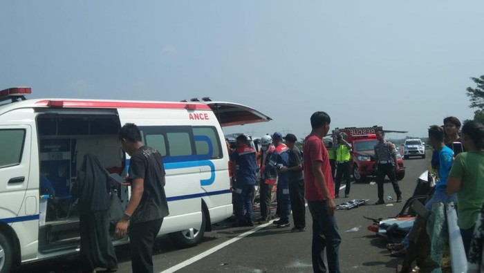 Ambulans Tabrak Truk Tewaskan 2 Orang, Sopir Diduga Kurang Konsentrasi