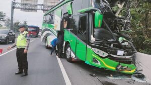 KRONOLOGI Bus Studi Banding Siswa SMK dari Purworejo Kecelakaan di Tol Tembalang, 3 Orang Terluka