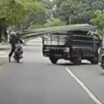 Pemotor Oleng usai Tersenggol Batang Bambu Muatan Mobil Pick Up di Jalan Pabelan Salatiga
