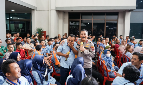 Ahmad Luthfi Tunjukkan Keramahan dengan Berfoto Bersama Karyawan di Klaten