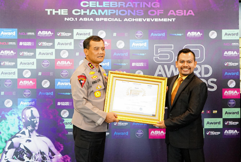 Penghargaan ‘Indonesia Most Inspiring And Valuable Figure 2024’ Diserahkan kepada Irjen Pol Ahmad Luthfi