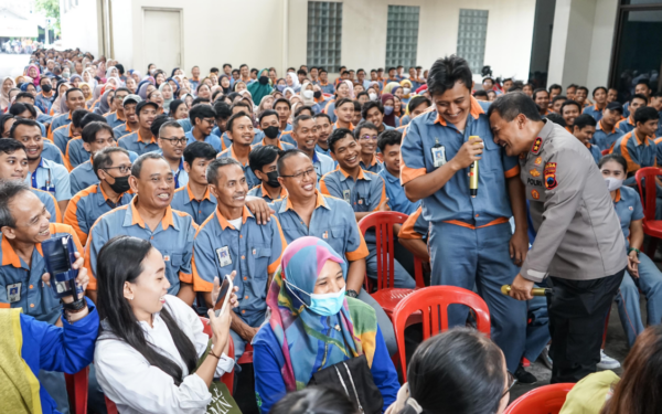 Keramahan Ahmad Luthfi: Foto Bersama Karyawan Percetakan di Klaten