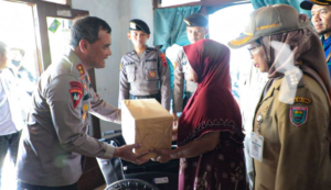 Kapolda Jateng Sediakan 1.000 Sak Semen dan Trauma Healing bagi Warga Terdampak Gempa Batang