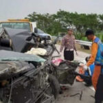 Tabrakan Minibus dan Truk di Tol Batang-Semarang Tewaskan 3 Penumpang