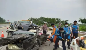 Kecelakaan di Tol Batang-Semarang: Tiga Orang Meninggal setelah Avanza Tabrak Truk