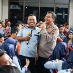 Ahmad Luthfi Sempatkan Foto Bersama Karyawan Percetakan di Klaten, Jateng