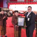 Polri Catatkan Prestasi Rekor MURI dengan Wayang Kulit dan Kolaborasi UMKM pada Hari Bhayangkara ke-78
