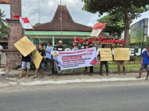 Polisi Kawal Ketat Demonstrasi Warga Barurejo di Banyuwangi