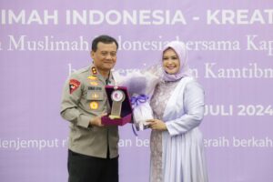 Kapolda Jateng Diganjar Penghargaan oleh Wanita Muslimah Indonesia Atas Dedikasi Kemanusiaan