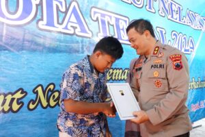 Kapolda Jateng Serahkan Santunan untuk Anak Yatim di Sedekah Laut Tegal