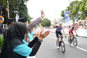 Tour De Banyuwangi Ijen 2024: Kapolresta Banyuwangi dan Forkopimda Hadir di Garis Finish Etape ke-2