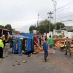 Truk Kayu Terguling di Ungaran Semarang karena Sopir Ngantuk