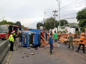 Truk Kayu Terguling di Ungaran Semarang karena Sopir Ngantuk