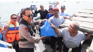 Aksi Sosial di Tengah Laut, Kapolda Jateng Naik Kapal Polisi Bagikan Bansos ke Nelayan