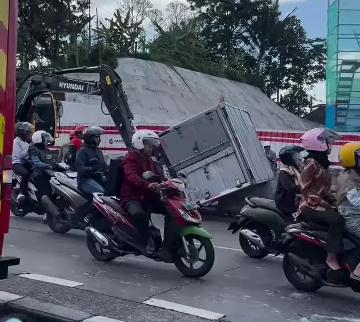Tol Bawen Semarang Diguncang Kecelakaan Beruntun, Mobil dan Motor Rusak Parah