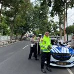 Bandel Tetap Lintasi Jalan MH Thamrin Banyuwangi, Sopir Truk ‘Dijewer’ Polisi: 8 Kendaraan Diberi Tilang