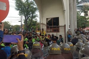 Kericuhan di Depan Gedung DPRD Semarang, Pagar Besi Roboh Akibat Saling Dorong Mahasiswa dan Polisi